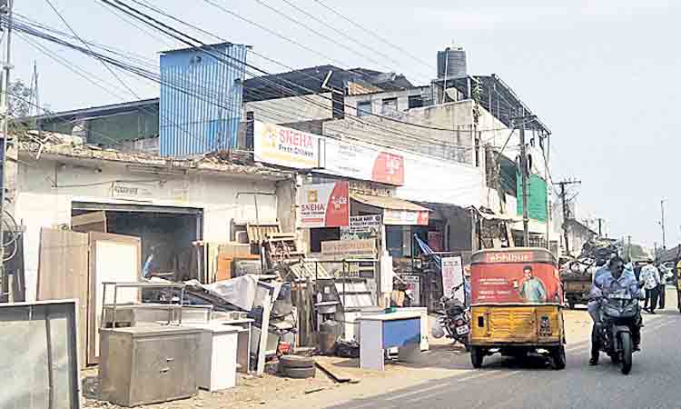 ప్రమాదకరంగా స్క్రాప్‌ దుకాణాలు