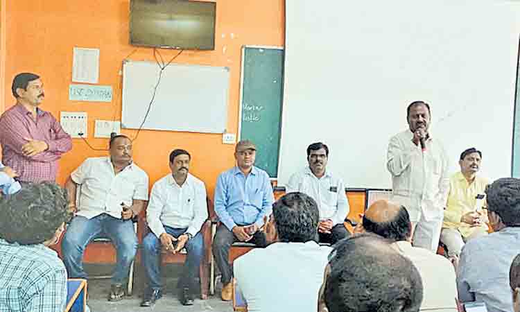 ఆంగ్ల భాషలో బోధన తప్పనిసరి