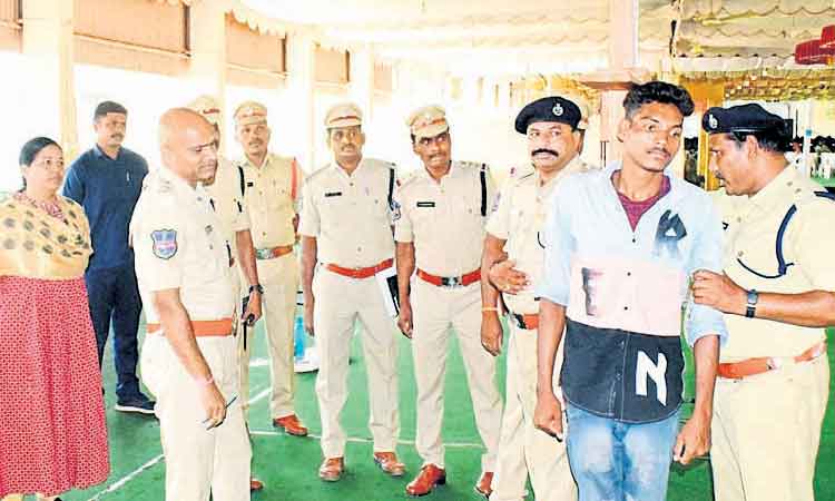 టార్గెట్‌.. పోలీస్‌