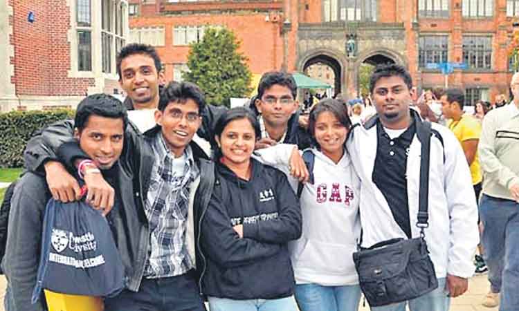 అమెరికావైపు.. మనోళ్ల చూపు.. 12 శాతం పెరిగిన భారతీయ విద్యార్థులు