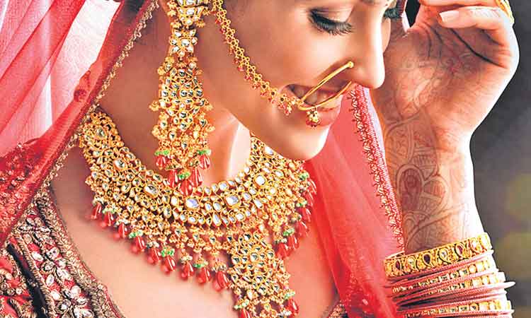 పసిడికి ధరల పోటు