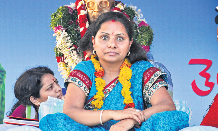 ఎమ్మెల్సీ కవిత 48 గంటల దీక్షకు పదేండ్లు