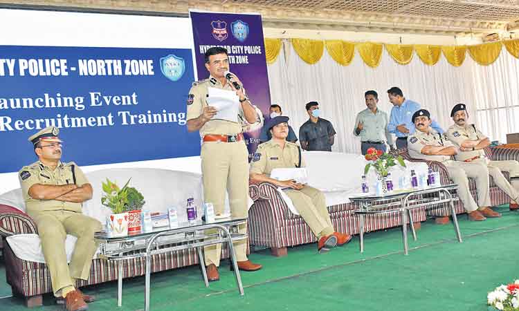 పట్టుదలతో చదివి ఉద్యోగం సాధించాలి : సీపీ ఆనంద్‌