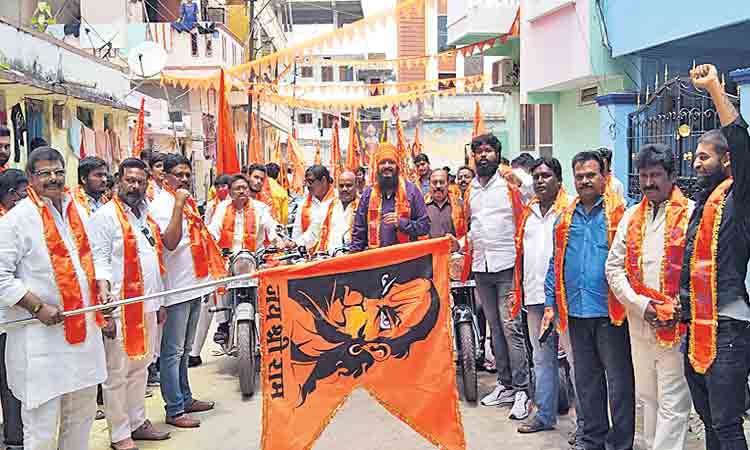 పాతబస్తీలో.. ప్రశాంతంగా శోభాయాత్ర