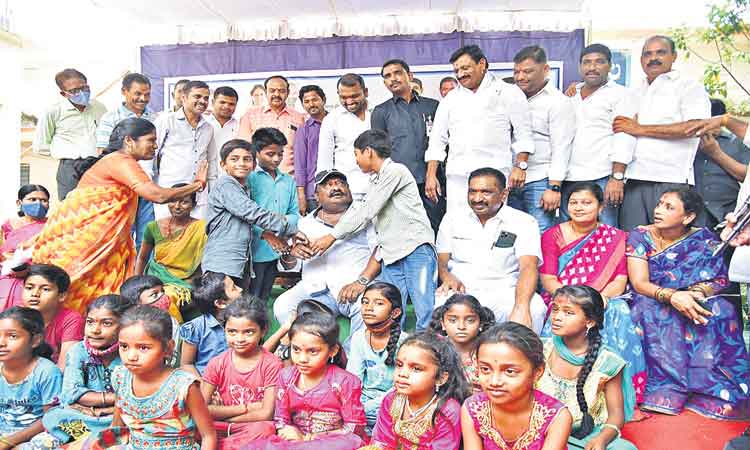 ‘మన ఊరు-మనబడి’కి మంత్రి చేయూత