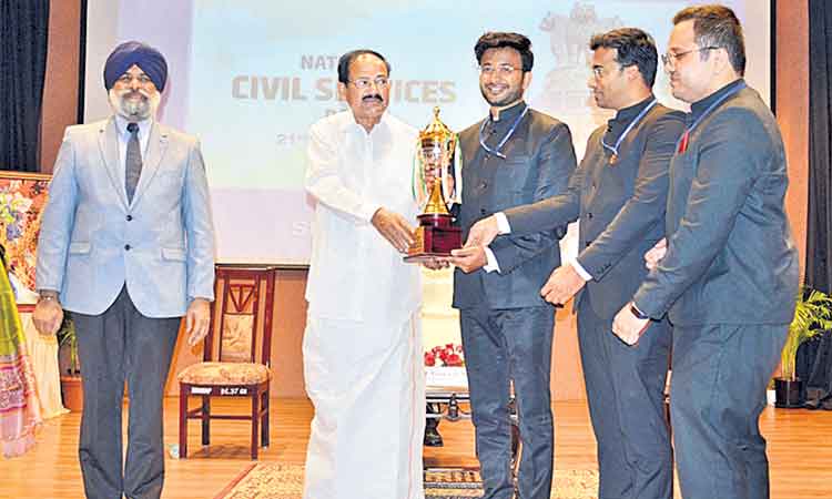 రాజకీయాలకు అతీతంగా పనిచేయాలి