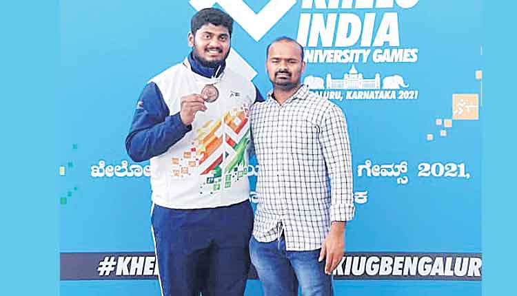 అఖిల్కు కాంస్యం