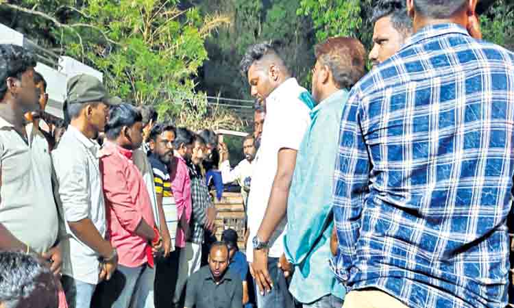 అర్ధరాత్రి వేళ నగరంలో రాయలసీమ రౌడీల బీభత్సం