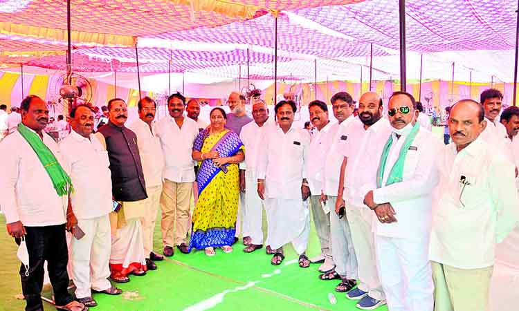 ఢిల్లీకి వెళ్లిన మనోళ్లు