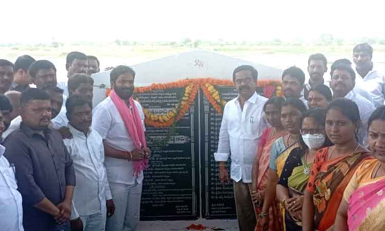 ఎటు చూసినా కృష్ణమ్మ పరవళ్లే..