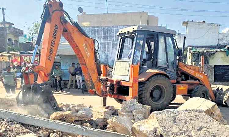 గుజరాత్‌లోనూ బుల్డోజర్లతో కూల్చివేతలు