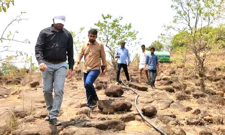 ఎర్రటెండలో కాలినడకన..