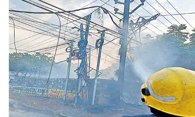 ప్రమాదభరితంగా కేబుల్‌ వైర్లు