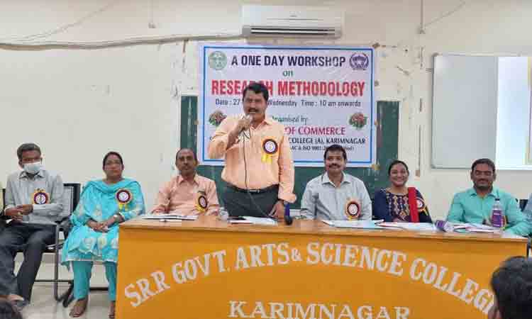 విద్యార్థులు పరిశోధనపై ఆసక్తిని పెంచుకోవాలి