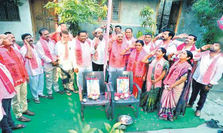 పల్లెపల్లెనా గులాబీ పండుగ