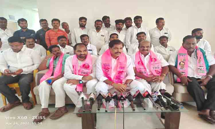 రాజకీయ భిక్షపెట్టిన సీఎం కేసీఆర్‌పై విమర్శలా ?