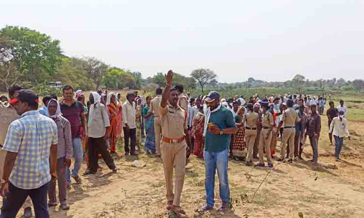 చేపల వేట కోసం ఇరువర్గాల మధ్య ఘర్షణ