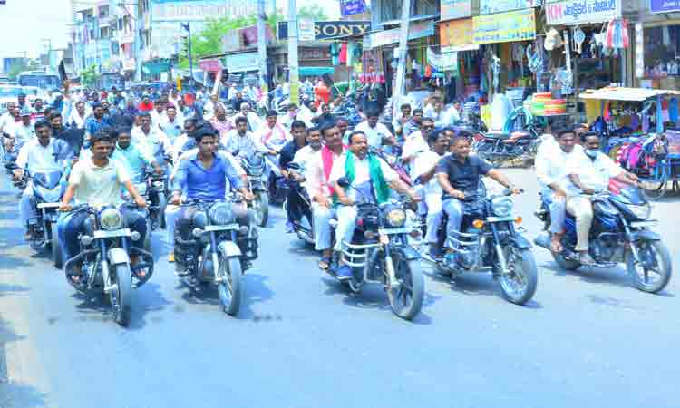 వడ్లు కొనేదాకా వదలం