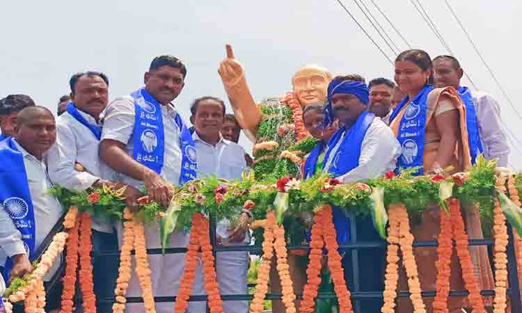 అంబేద్కర్‌ను ఆదర్శంగా తీసుకోవాలి