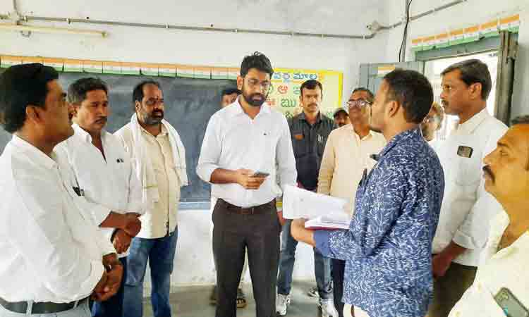 ప్రభుత్వ పాఠశాలలను పరిశీలించిన కలెక్టర్‌