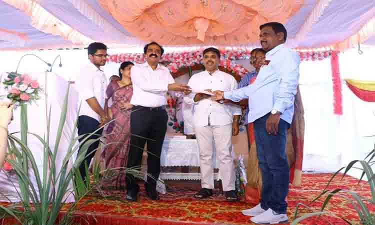 ‘మన ఊరు – మన బడి’కి పూర్వవిద్యార్థి చేయూత