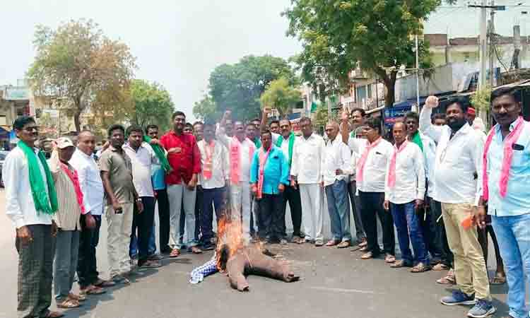 ఇండ్లపై నల్లజెండాలు