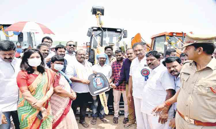 వాహనాలు వచ్చె..సంబురం తెచ్చె..