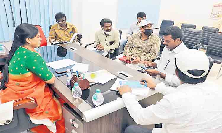 సమస్యలు పరిష్కరిస్తాం: మేయర్