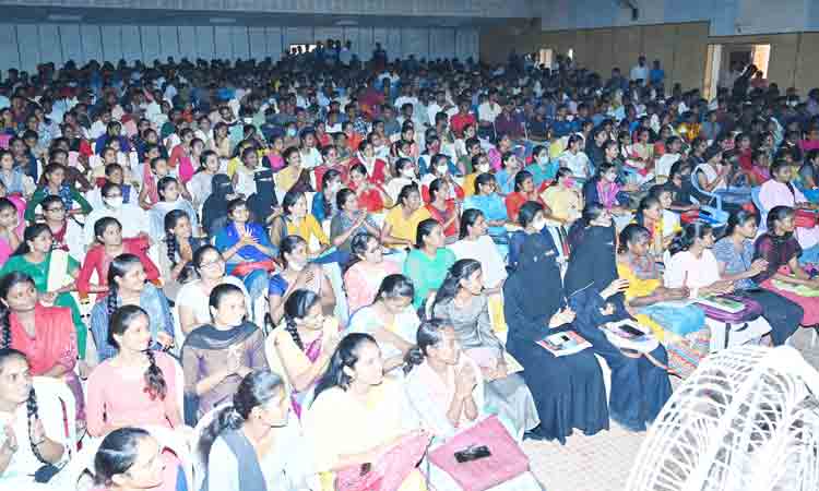 గ్రామీణ, పేద యువతకు వరం