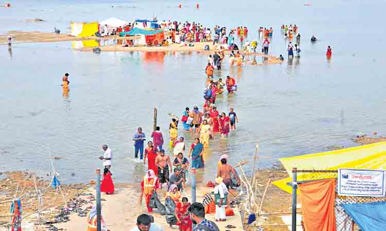 పుష్కరాలకు పెరిగిన భక్తుల తాకిడి