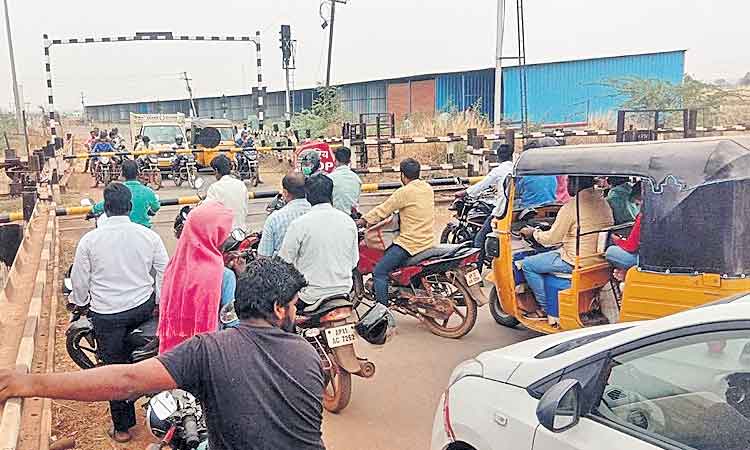 రైల్వే వంతెననిర్మాణమెప్పుడు..?