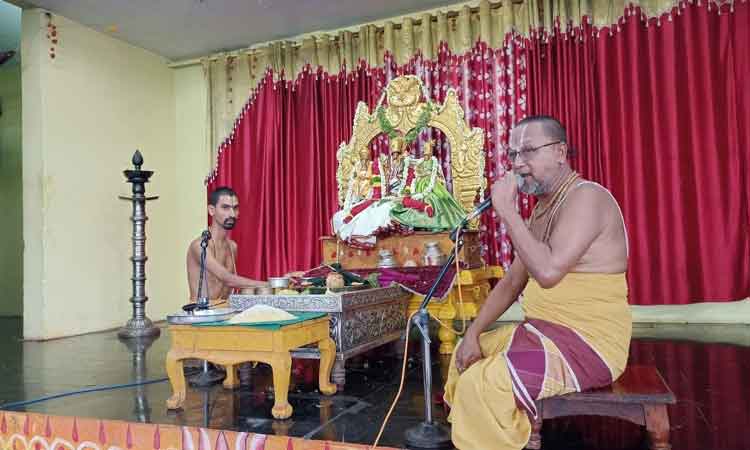 భద్రాద్రి రామయ్యకు స్వర్ణ కవచాలంకరణ