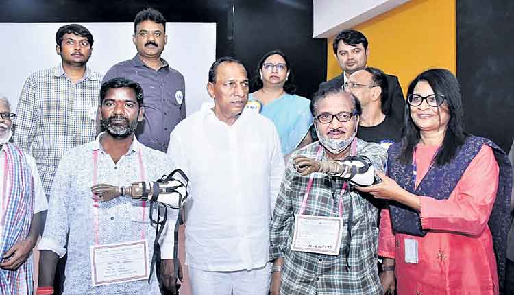 దివ్యాంగులకు సేవలు అదృష్టంగా భావించాలి