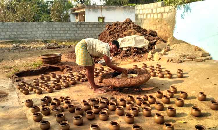 మట్టినే నమ్ముకుని..