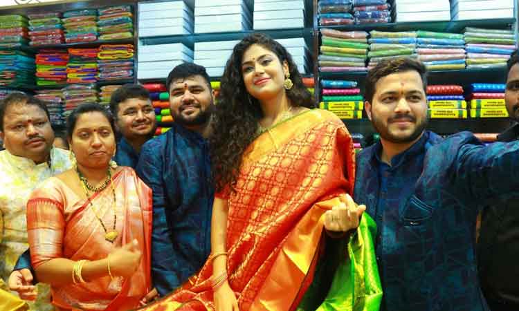 కోరుట్లలో ఫరియా సందడి