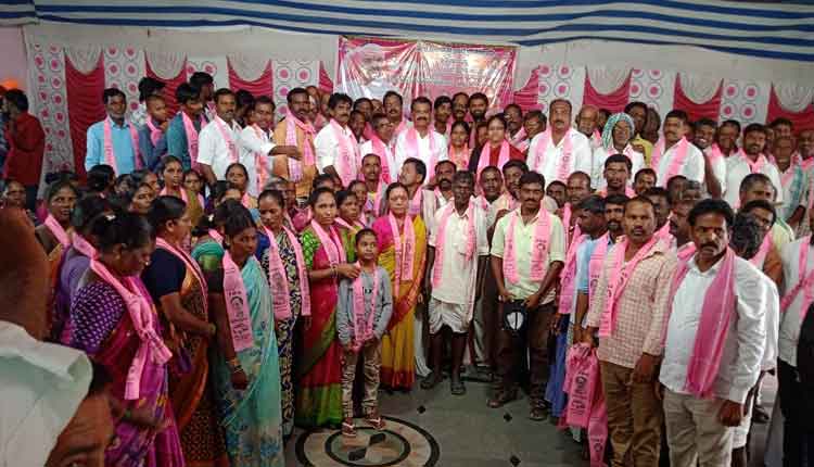 సంక్షేమ పథకాలకుఆకర్షితులై..