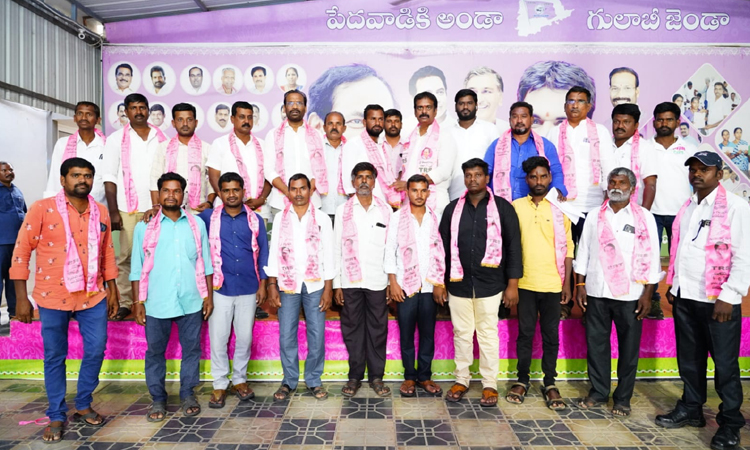 కారెక్కిన కాంగ్రెస్‌ నాయకులు