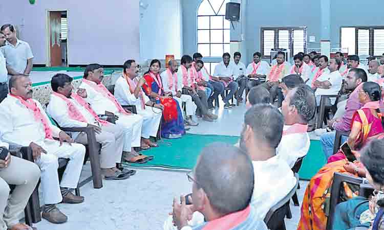 గులాబీ.. మరింత బలోపేతం