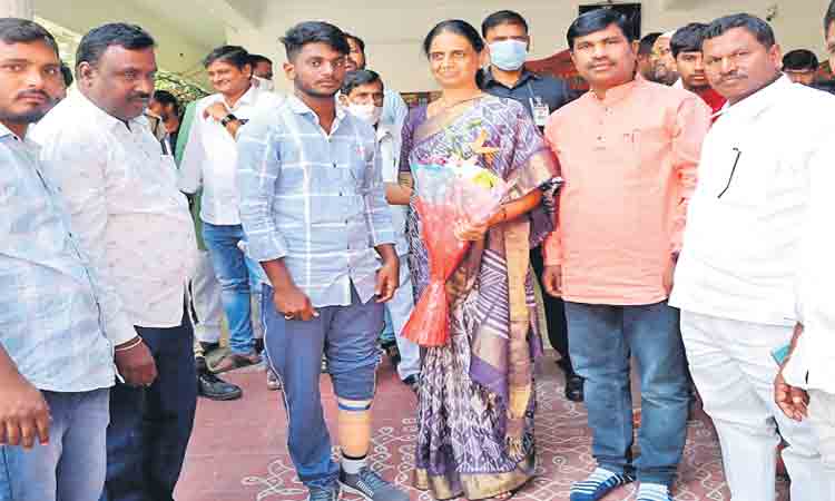 మానవత్వం చాటుకున్న మంత్రి సబిత