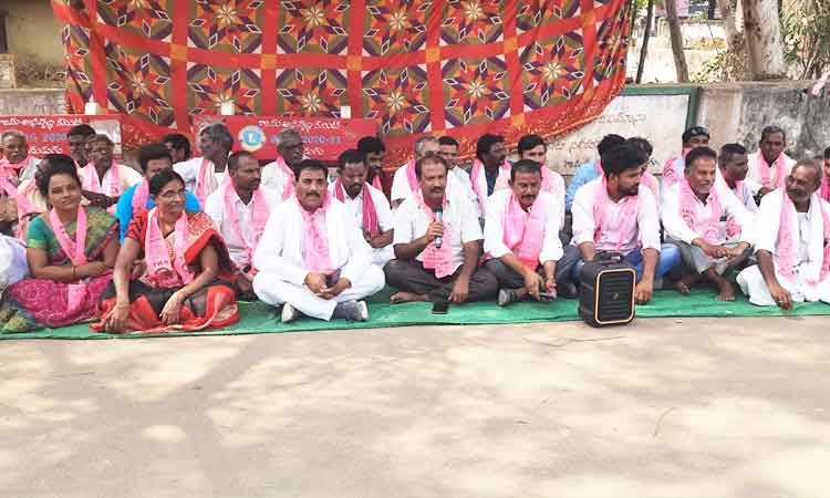 కేంద్రం వైఖరిపై హోరెత్తిన నిరసనలు