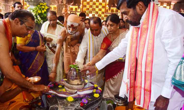 దివ్య మంగళరూపం.. నిజరూప దర్శనం