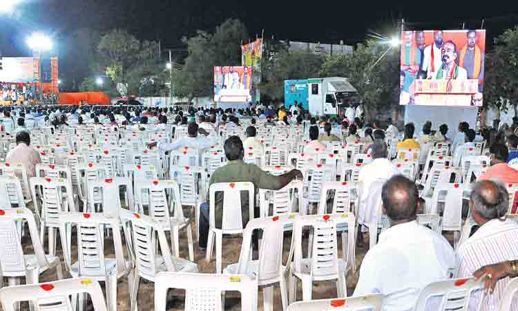 ఎదురొచ్చిన ‘కన్నడ’ రైతు.. బెదిరిపోయిన ‘బండి’ గుంపు