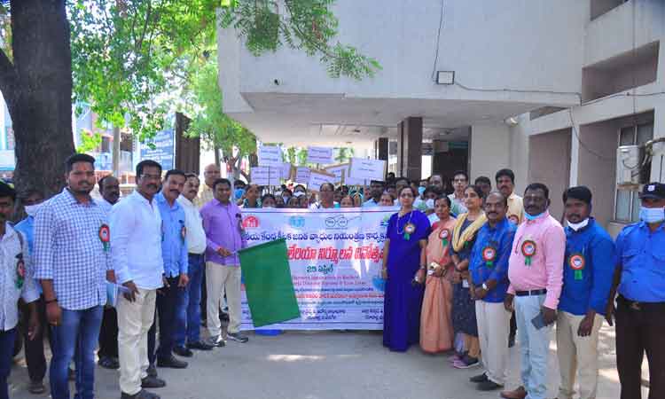 పరిసరాలను పరిశుభ్రంగా ఉంచుకోవాలి