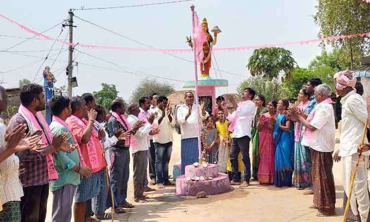వైభవంగా టీఆర్‌ఎస్‌ ఆవిర్భావోత్సవం