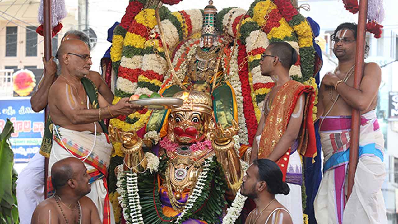 హనుమంత వాహనంపై శ్రీరాముడి దర్శనం..