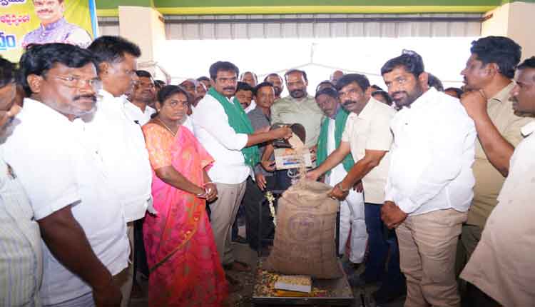 రైతులను పట్టించుకోని కేంద్రం