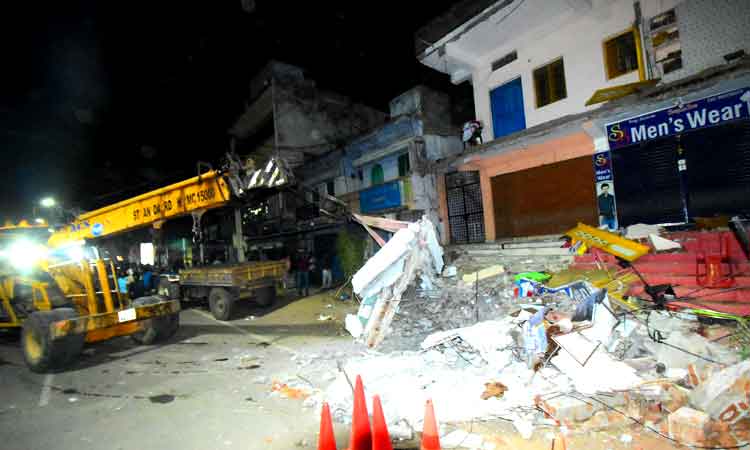 కంటె గోడ కూలి నలుగురి దుర్మరణం