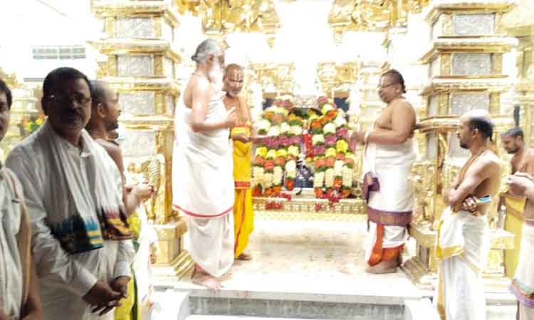 అద్దాల మండపంలో అమ్మవారికి ఊంజల్‌ సేవ