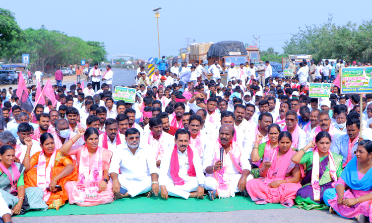 వడ్లు కొనేదాకా వదలం