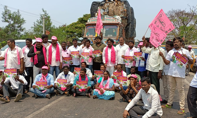 నిరసన దీక్షకు తరలిన జనం